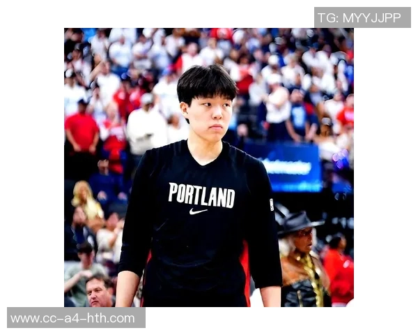 杨瀚森主动与阿夫迪亚交流翻译助力两人友好碰拳互动